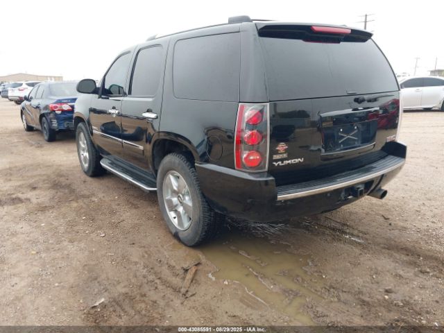 GMC Yukon Denali Image 12