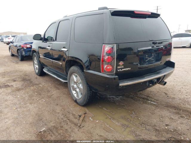 GMC Yukon Denali Image 12