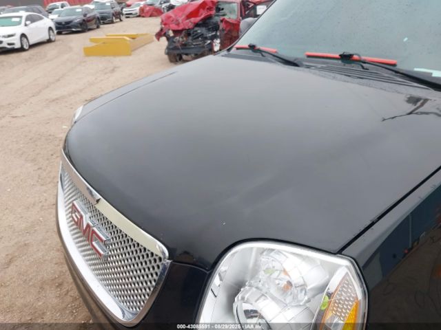 GMC Yukon Denali Image 14