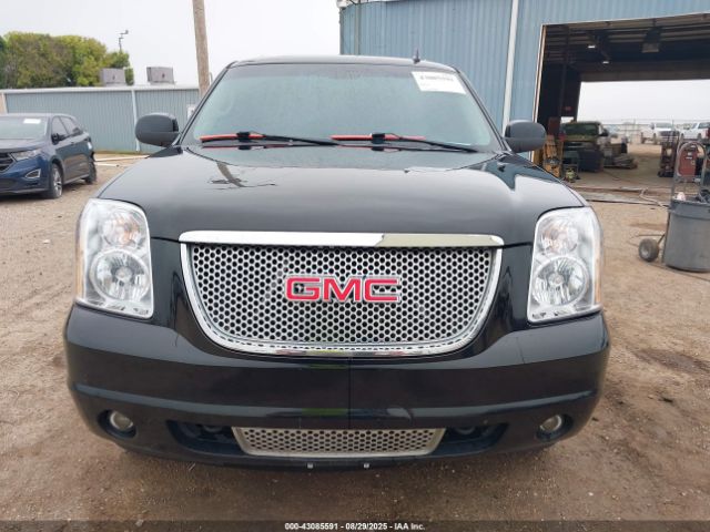 GMC Yukon Denali Image 6