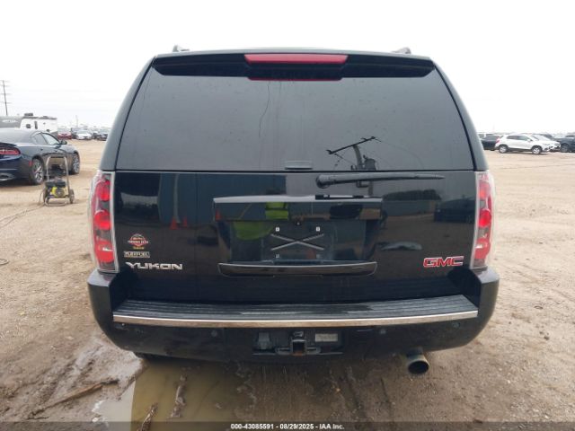 GMC Yukon Denali Image 3