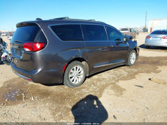 Chrysler Pacifica Touring-l Image 5