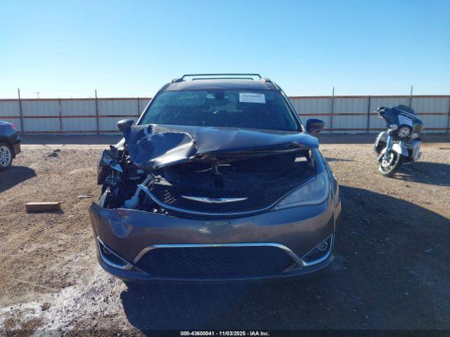 Chrysler Pacifica Touring-l Image 9