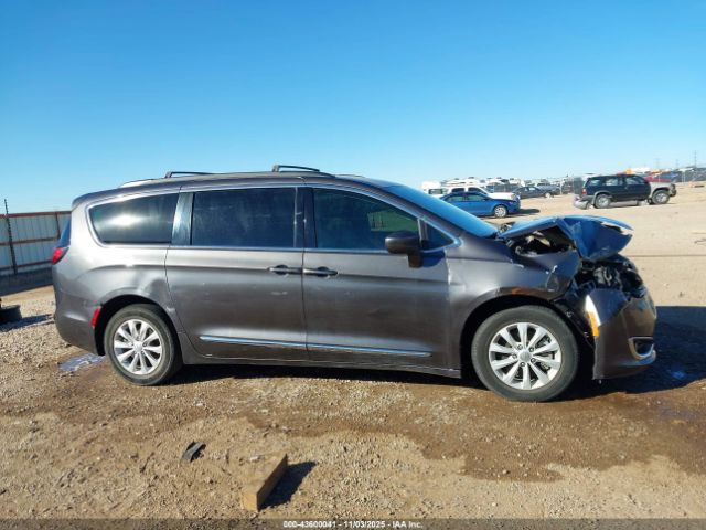 Chrysler Pacifica Touring-l Image 13