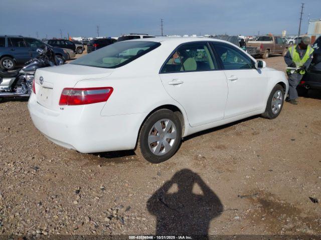 Toyota Camry Le Image 7