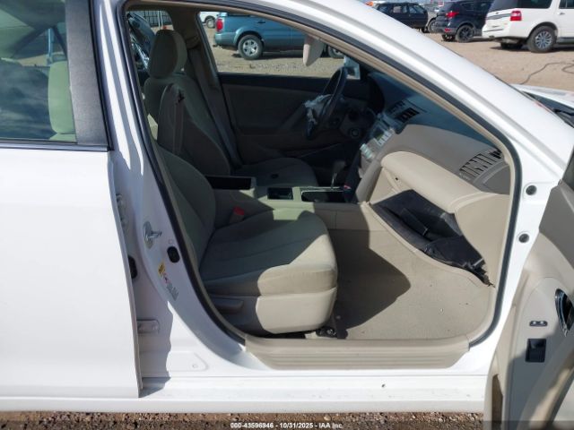 Toyota Camry Le Image 11