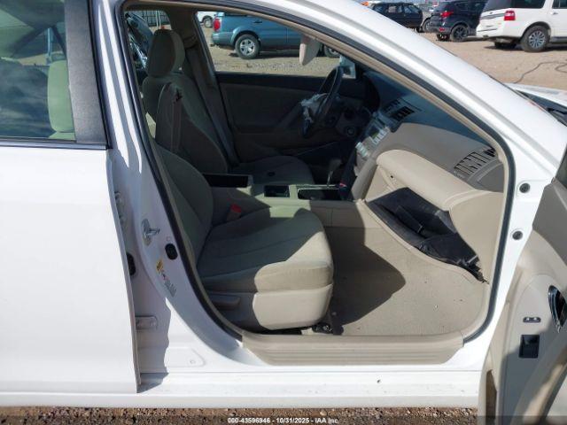 Toyota Camry Le Image 11