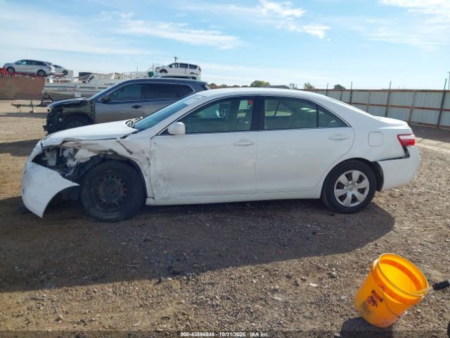 Toyota Camry Le Image 12