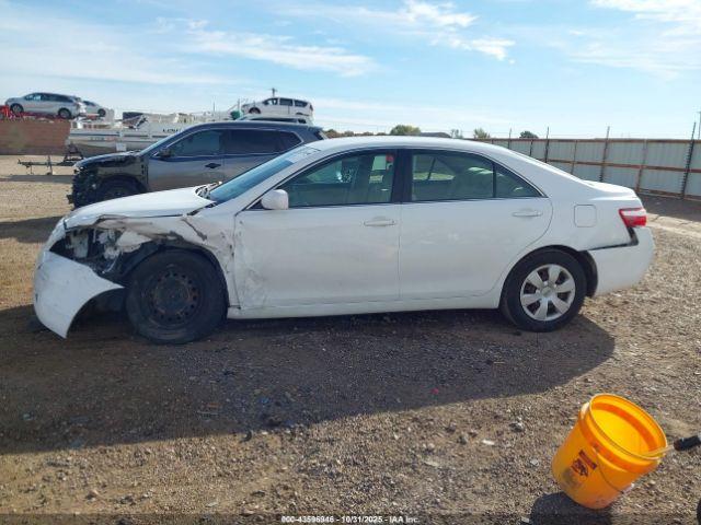 Toyota Camry Le Image 12