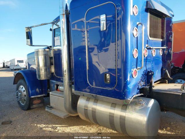 Peterbilt 389 Image 2