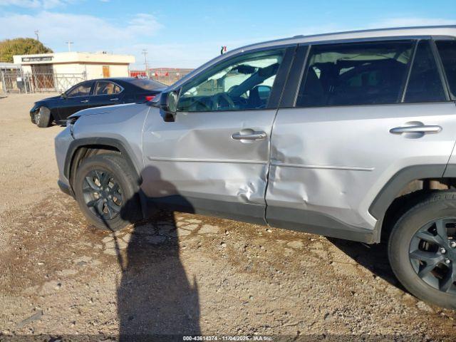 Toyota RAV4 Le Image 12