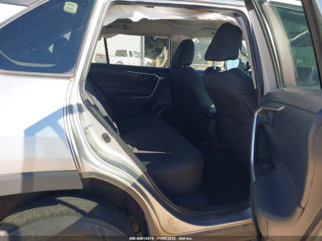 Toyota RAV4 Le Image 15