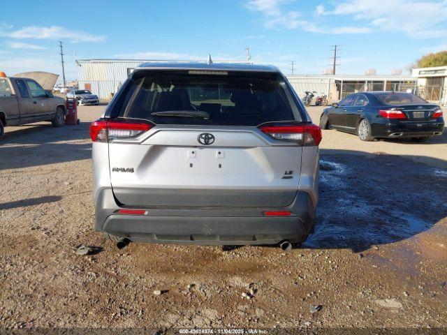 Toyota RAV4 Le Image 16