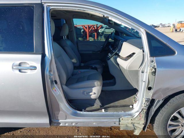 Toyota Sienna Xle Premium 8 Passenger Image 3