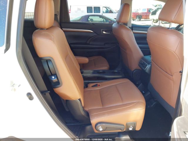 Toyota Highlander Limited Platinum Image 16
